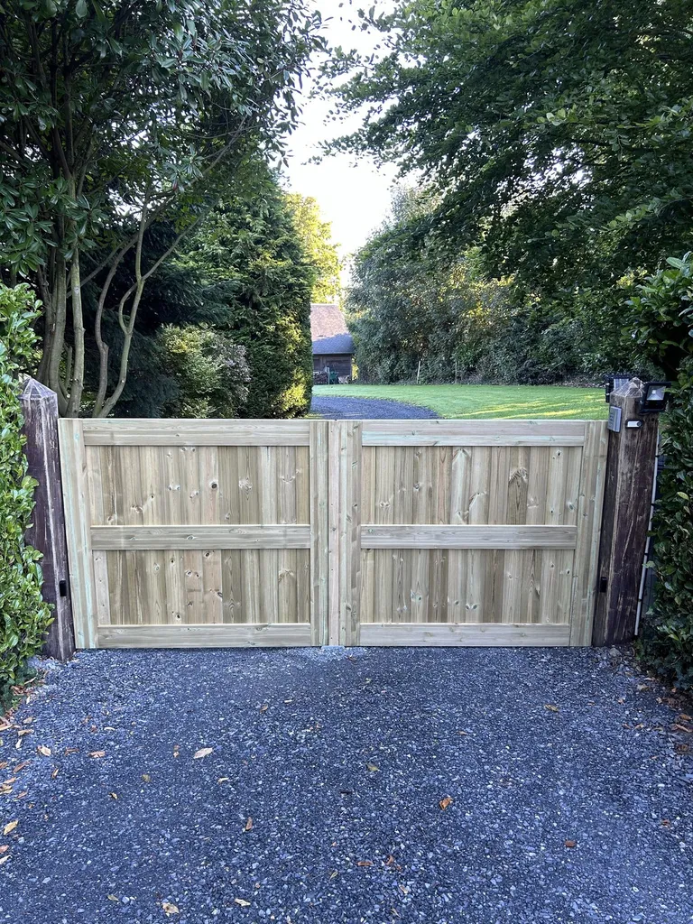 Pose de Portail Motorisé en Bois Noble, Modèle 2 Vantaux Sur-Mesure à Rouen en Seine-Maritime 76 et Barentin