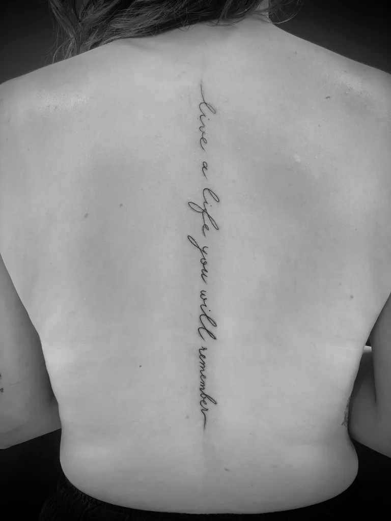 Tatouage phrase courte à Bourgoin-Jallieu : lettrage horizontal ou arqué ?