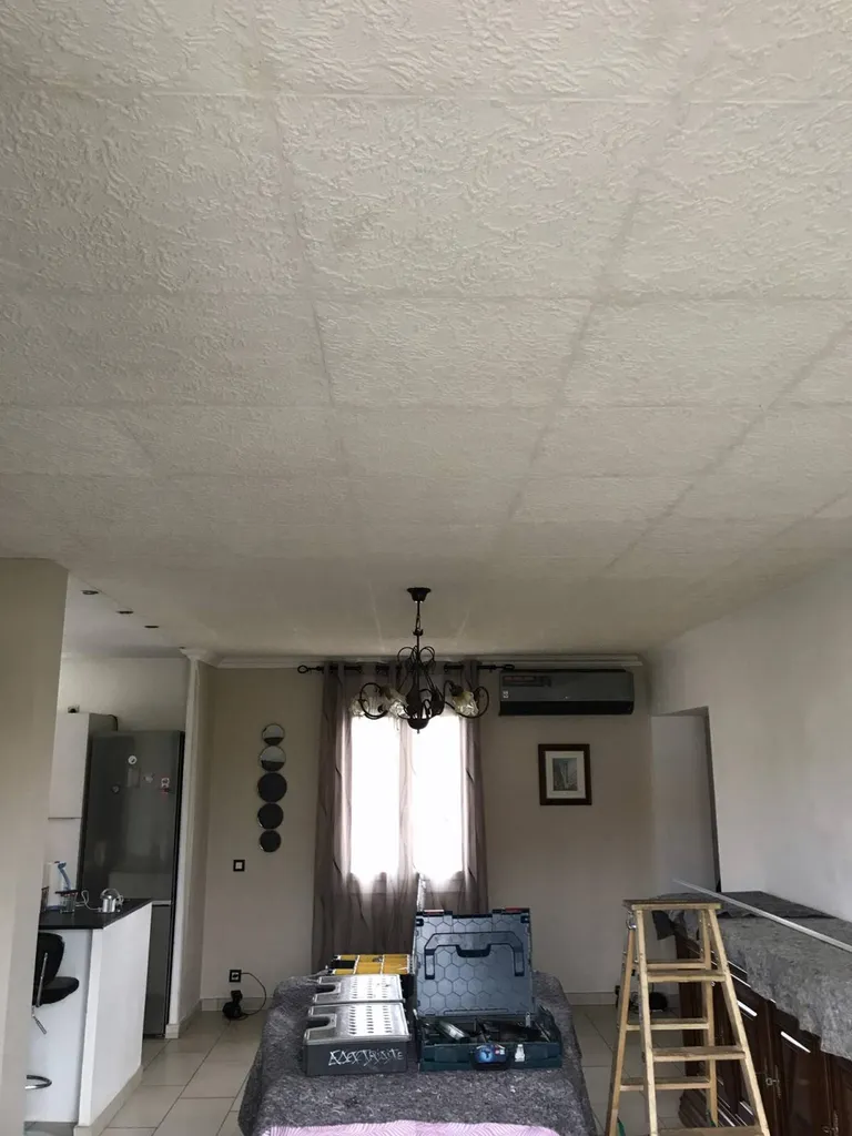 Comment cacher ou recouvrir un plafond en polystyrène ? Muret