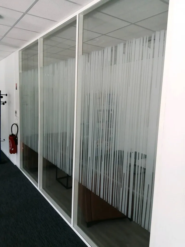 Pose de films intimité,occultants et décoratif sur cloisons vitrées. Nice 06.