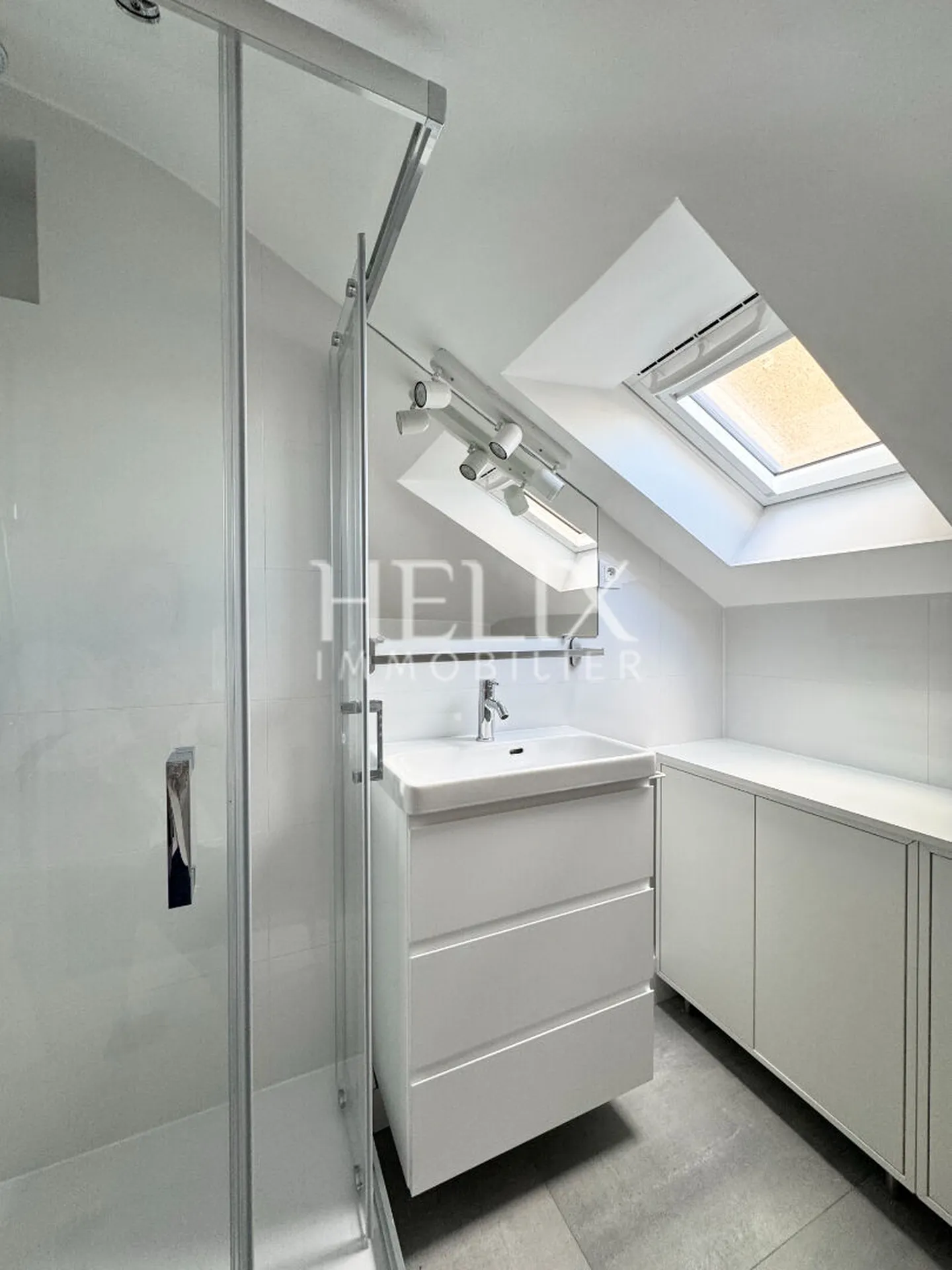 A louer un bel appartement situé au quatrième étage d'un immeuble ancien à Saint-Germain-en-Laye. 