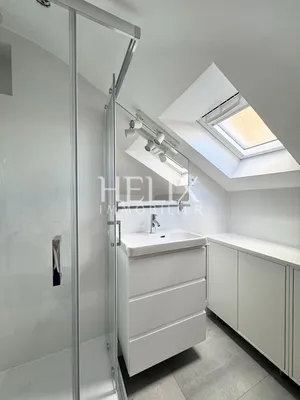 A louer un bel appartement situé au quatrième étage d'un immeuble ancien à Saint-Germain-en-Laye. 