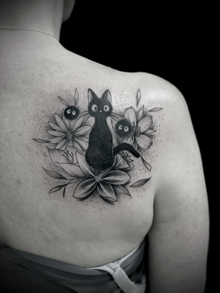 Tatouage du chat noir de Kiki la Petite Sorcière et les boules de suie de Totoro de Ghibli proche d'Ecully