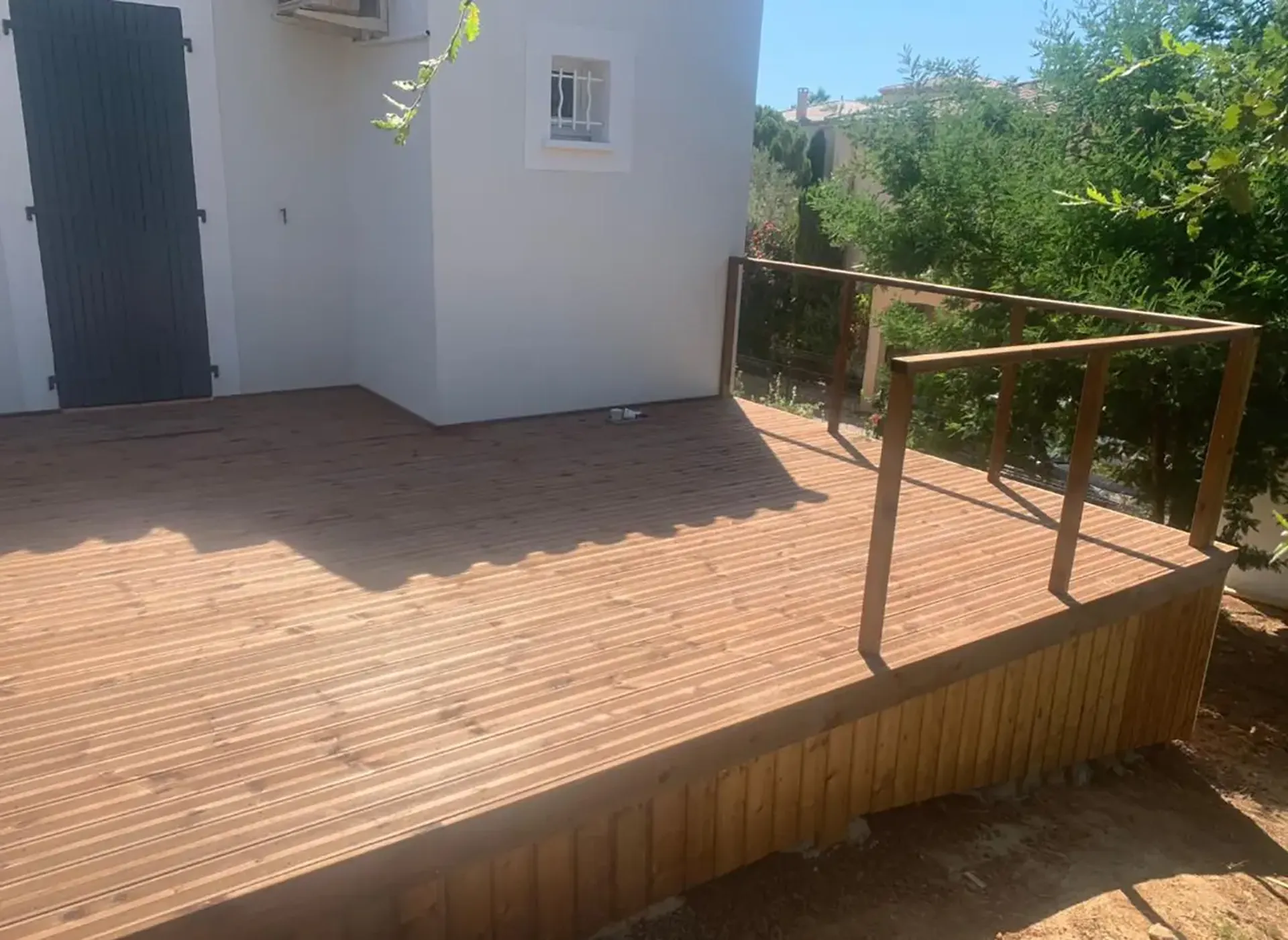 Aménagement d'une terrasse en bois sur-mesure pour coin détente et repas en plein air à Mèze