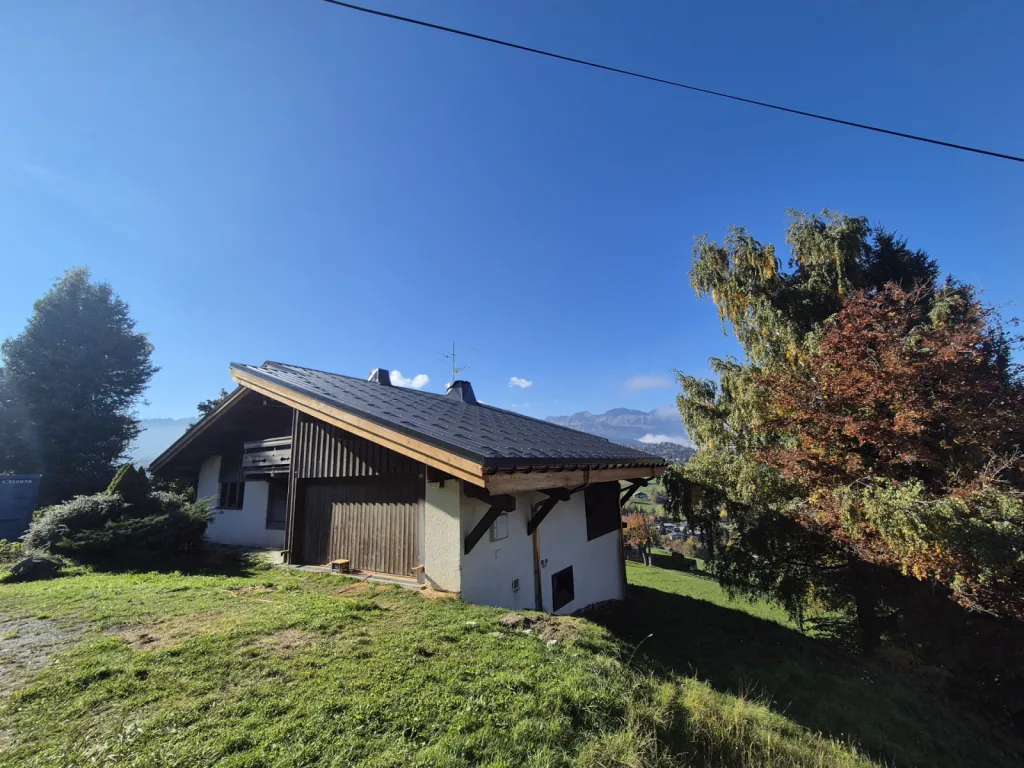 Réfection d’un toit tavaillon de 1990 et mise en place d’une couverture bac acier à Combloux près de Megève