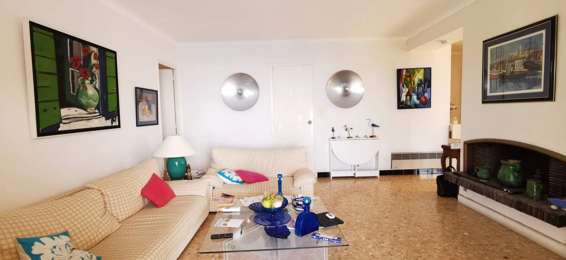 Cassis -   Pieds dans l'eau pour ce T3 avec terrasse vue mer, parking et jardinet privatif