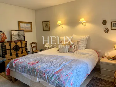 Située à Saint Germain en Laye, à deux pas du Lycée International une maison pleine de charme 7 pièces 4 chambres de 176m2 