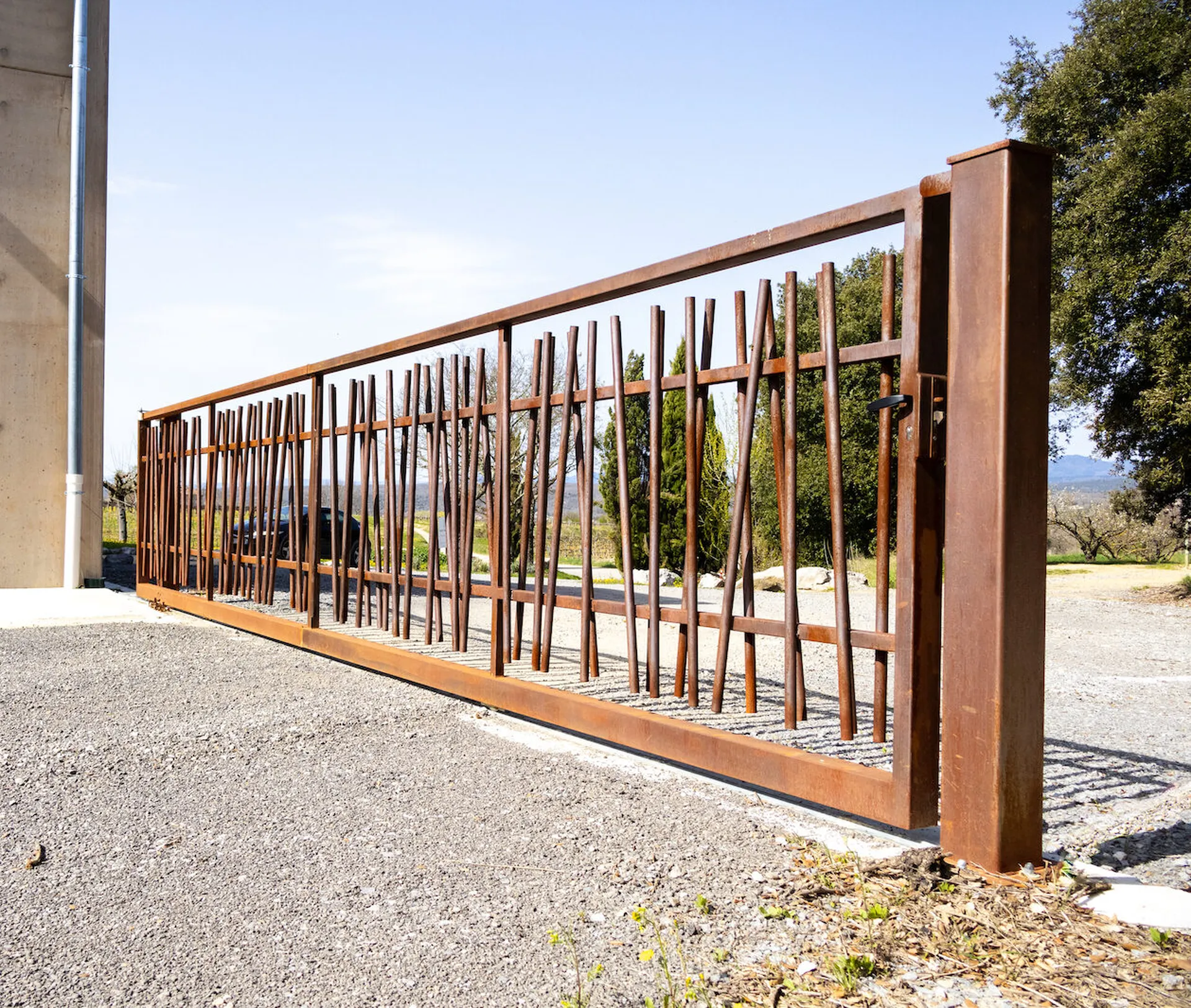 Portail en fer effet rouille dans le sud Ardèche signée Willy Menuiserie.