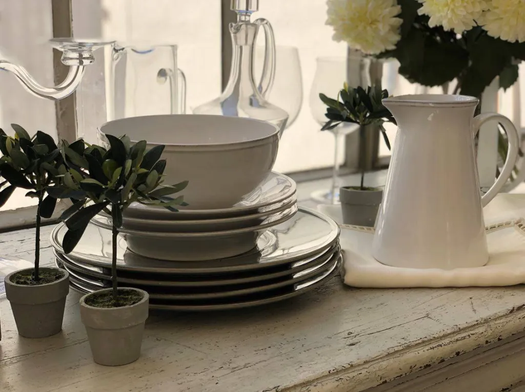 Chez Sacha le mobilier, les objets de décoration se mélangent avec talent à la mode.