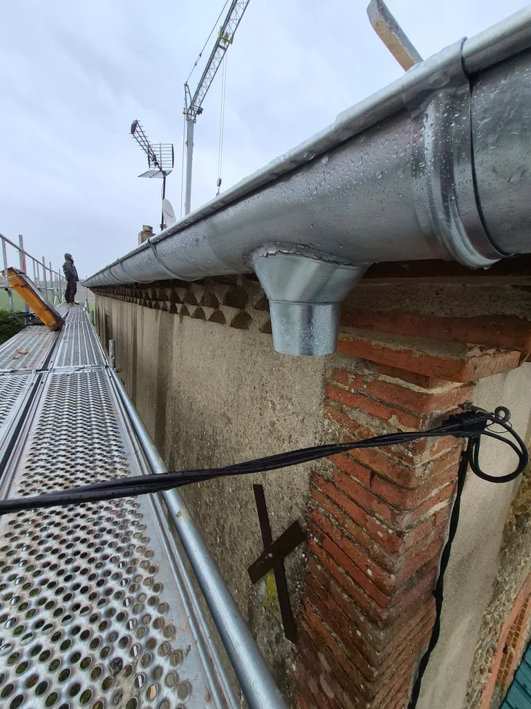 Artisan zingueur pour la pose de gouttière en zinc naturel et étanchéité de toiture sur mesure à gaillac et rabastens