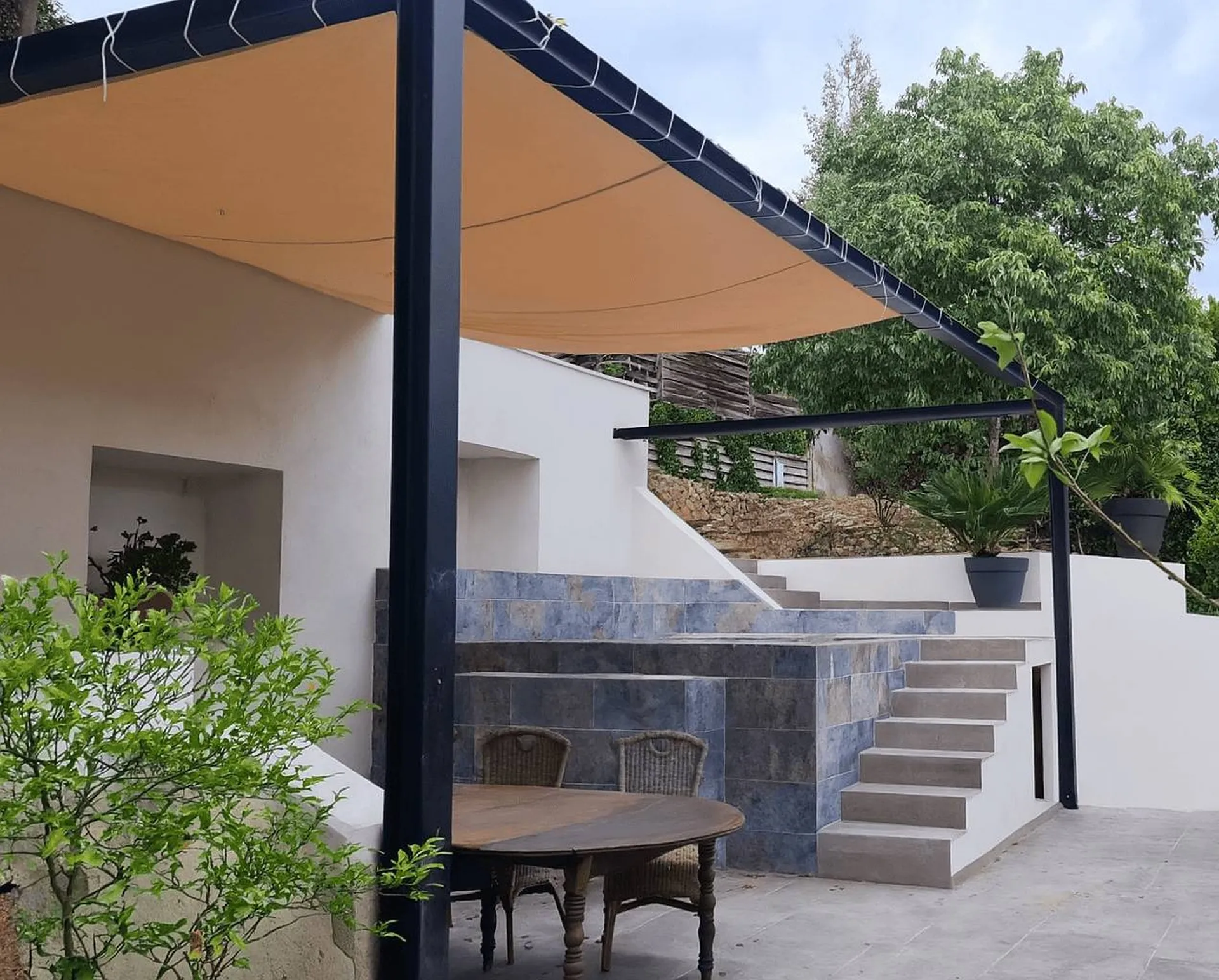 Piscine maçonnée de moins de 10 m² avec balnéo intégrée, escalier sur mesure et carrelage effet pierre naturelle – Aménagement paysager à Marseille par architecte paysagiste