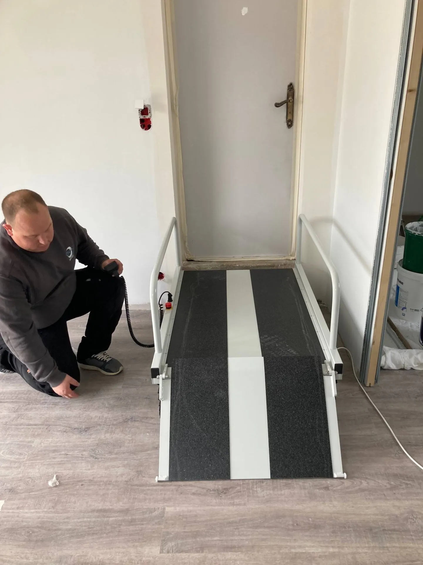 Réglage de la fin de course par Augustin pour la mise en place du liftboy en intérieur à Marseille