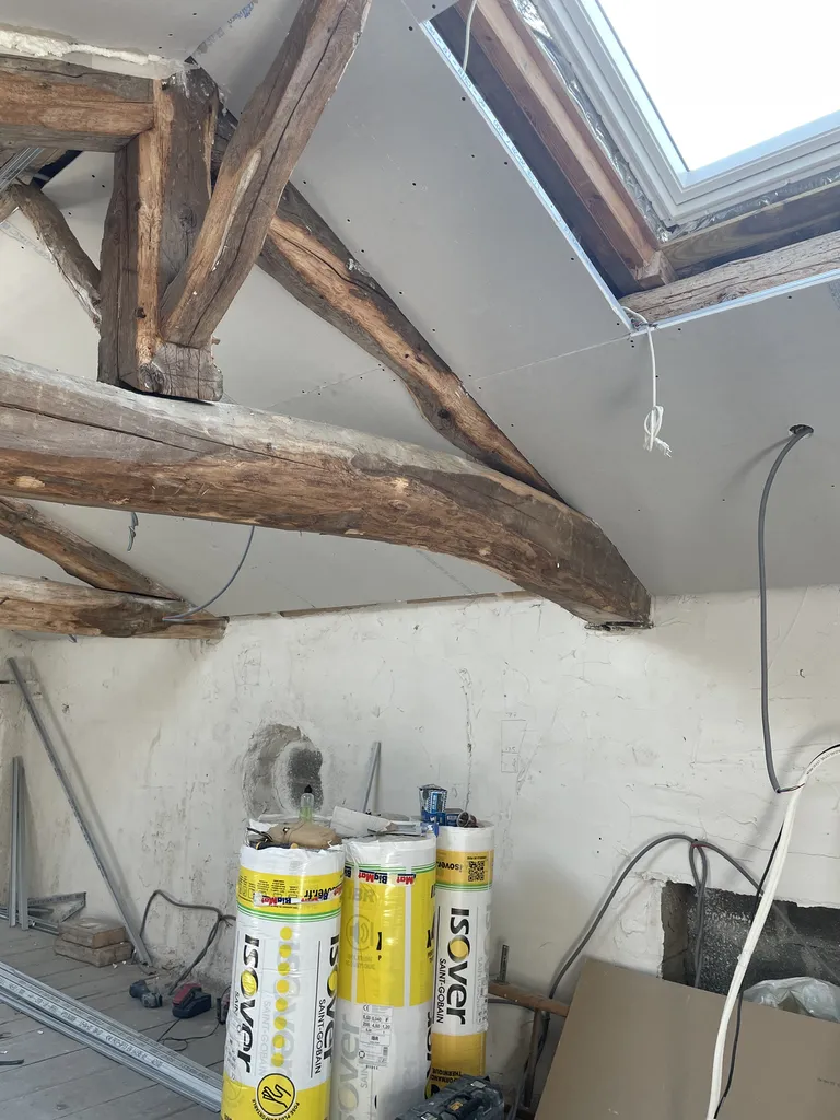 Isolation des rampants de toiture lors de l’aménagement des combles à Gleizé près de Belleville-en-Beaujolais (Rhône – 69), avec laine de verre pour améliorer la performance énergétique