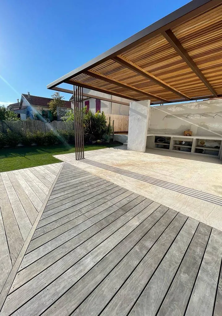 Pergola sur mesure en bois et acier thermolaqué à Carry le Rouet