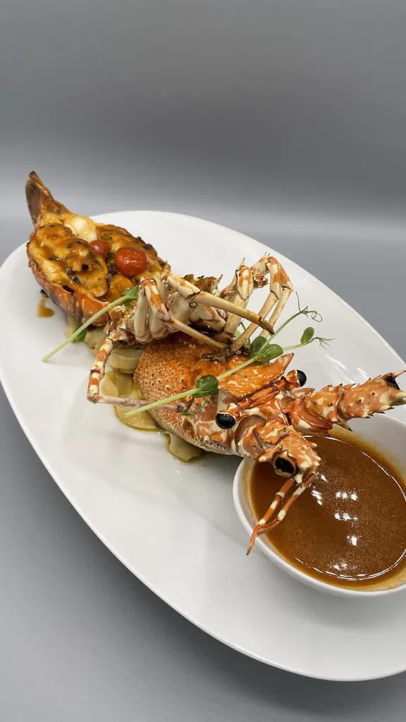 En direct de notre vivier langouste royale, plat signature du chef avec tagliatelles fraiches maison et sauce homardine