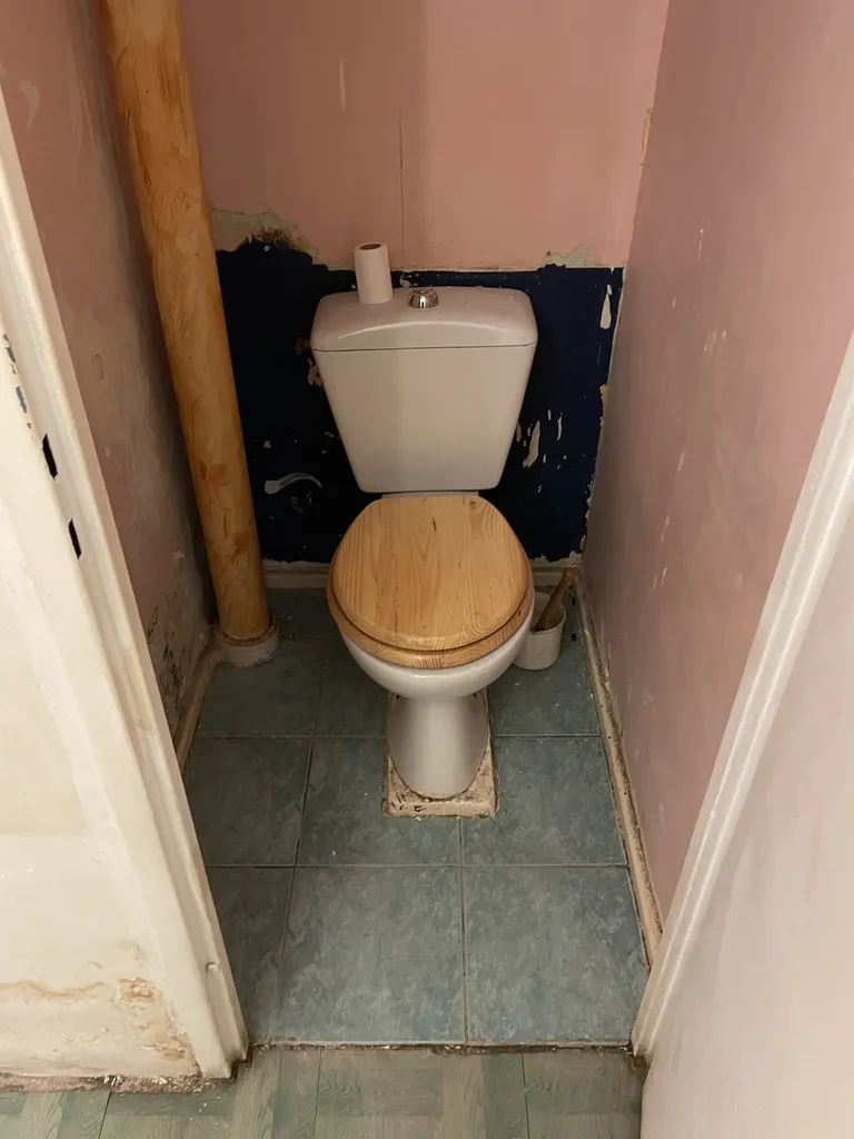 WC avant travaux avec équipements anciens à remplacer