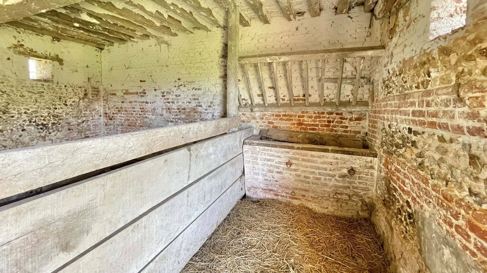 Grange à fort potentiel à vendre en Normandie : Possibilité de création de gîtes ou appartements pour un projet locatif.