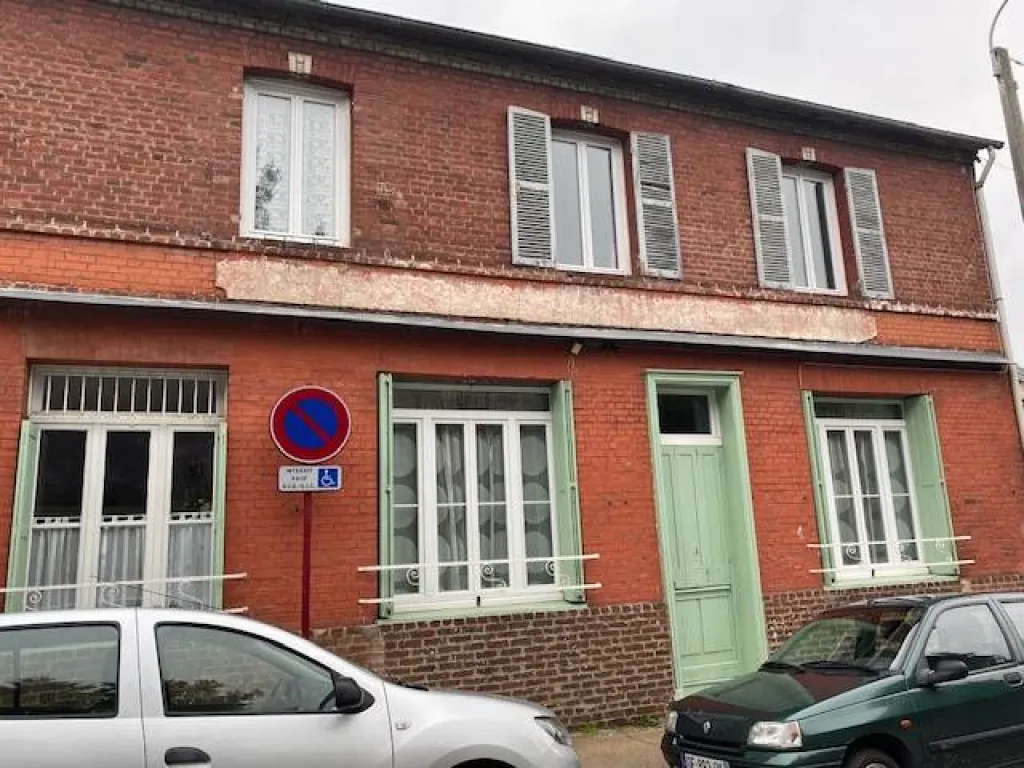 Proche des commerces, écoles et collège, cette maison de ville de 140 m2 vous séduira par ses volumes