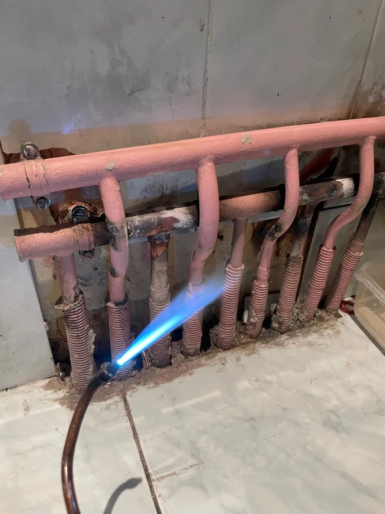 Fuite d'eau sur tuyaux en cuivre - dépannage fuite eau froide dans les wc sur Tassin la demie lune