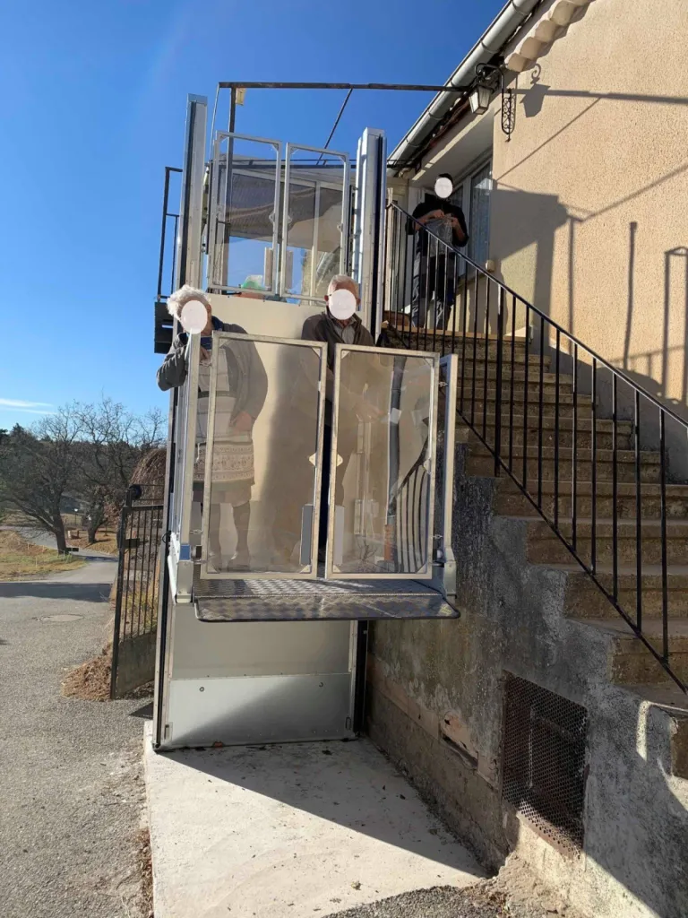 Plateforme vertiale en extérieur Strategos demi-portes à Sisteron  près de Digne