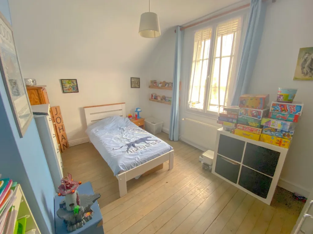 Première chambre avec doubles vitrages exposée sud