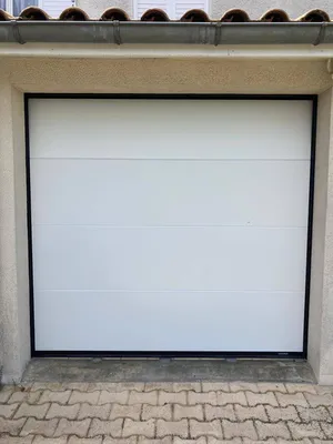  porte sectionnelle sur mesure motorisée sur Eysines proche de Bordeaux installée par Aquit'M