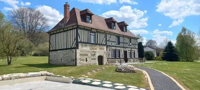 A vendre à 25 min. de Cormeilles 27260, Propriété de caractère du XVIIIème avec dépendances, au centre d'un village.