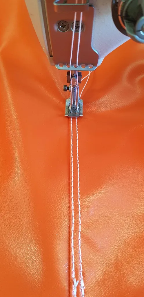 Couture sur château gonflable en réparation