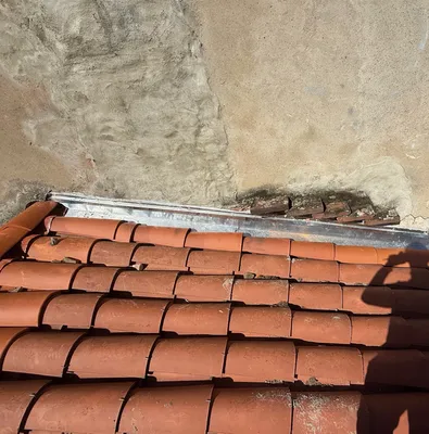 artisan zingueur pour fourniture façonnage et pose d'un couloir en zinc avec une bande contre solin pour la finition a Toulouse 31000
