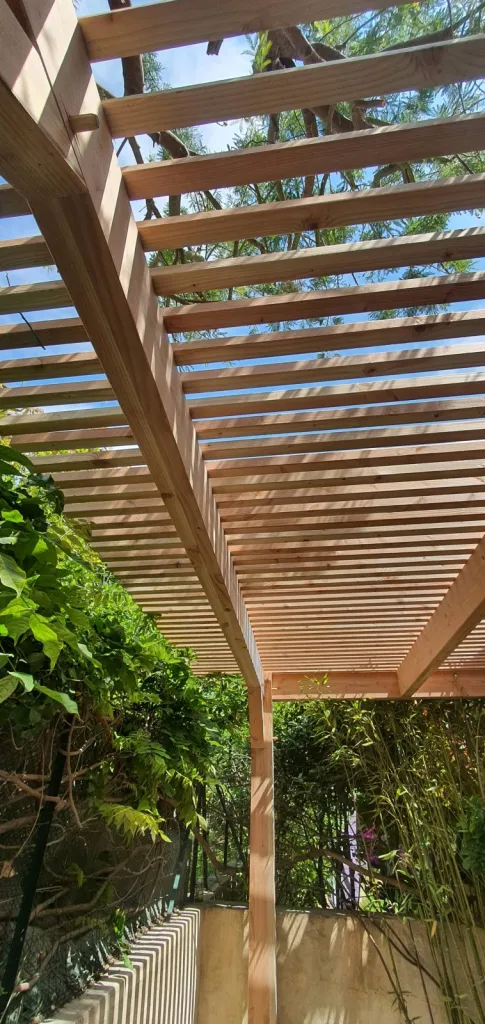 Pergola bois en appui façade Six Fours les plages, Var 83