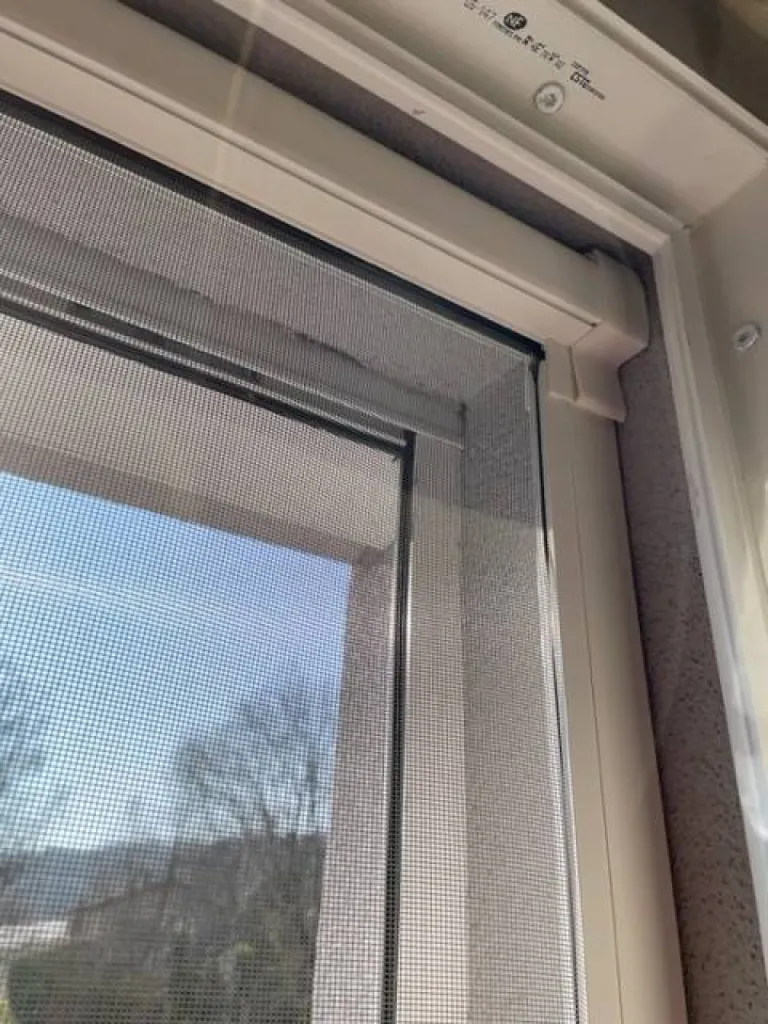 Vue du boitier de la moustiquaire MARITON