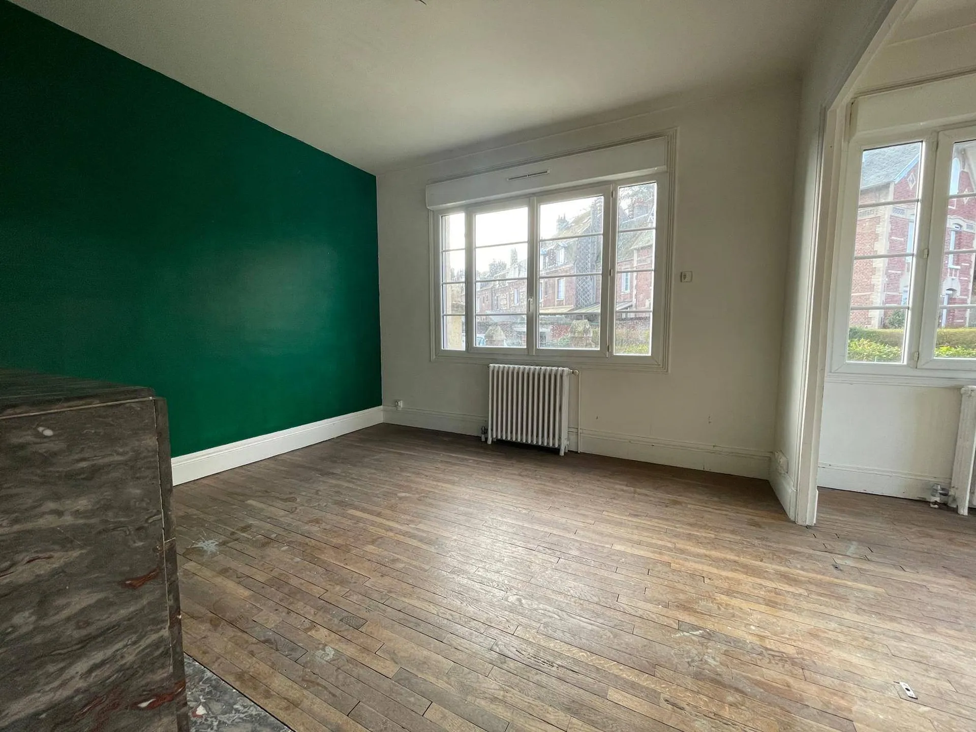 SOUS COMPROMIS Maison de ville, 4 chambres avec jardin et garages, proche gare Dieppe 76