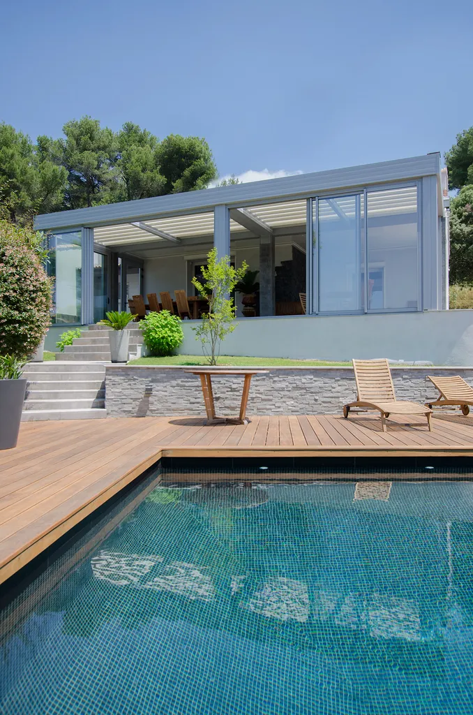 Extension rétractable près de la piscine à Meyrargues