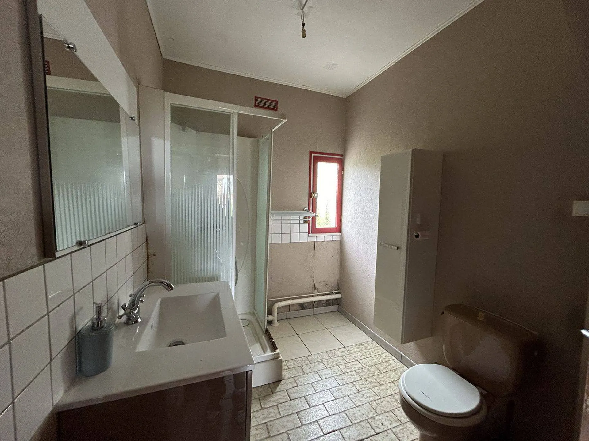 Maison de ville avec potentiel – À 5 minutes de Dieppe, jardin et garage inclus