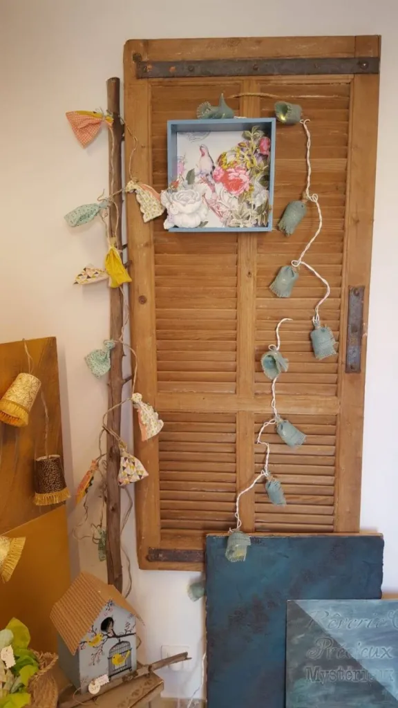 PEINTURE VEGETALE TERRE DU MONDE sur les appliques, sur le bois et sur les murs dans une boutique rue des arts à HYERES