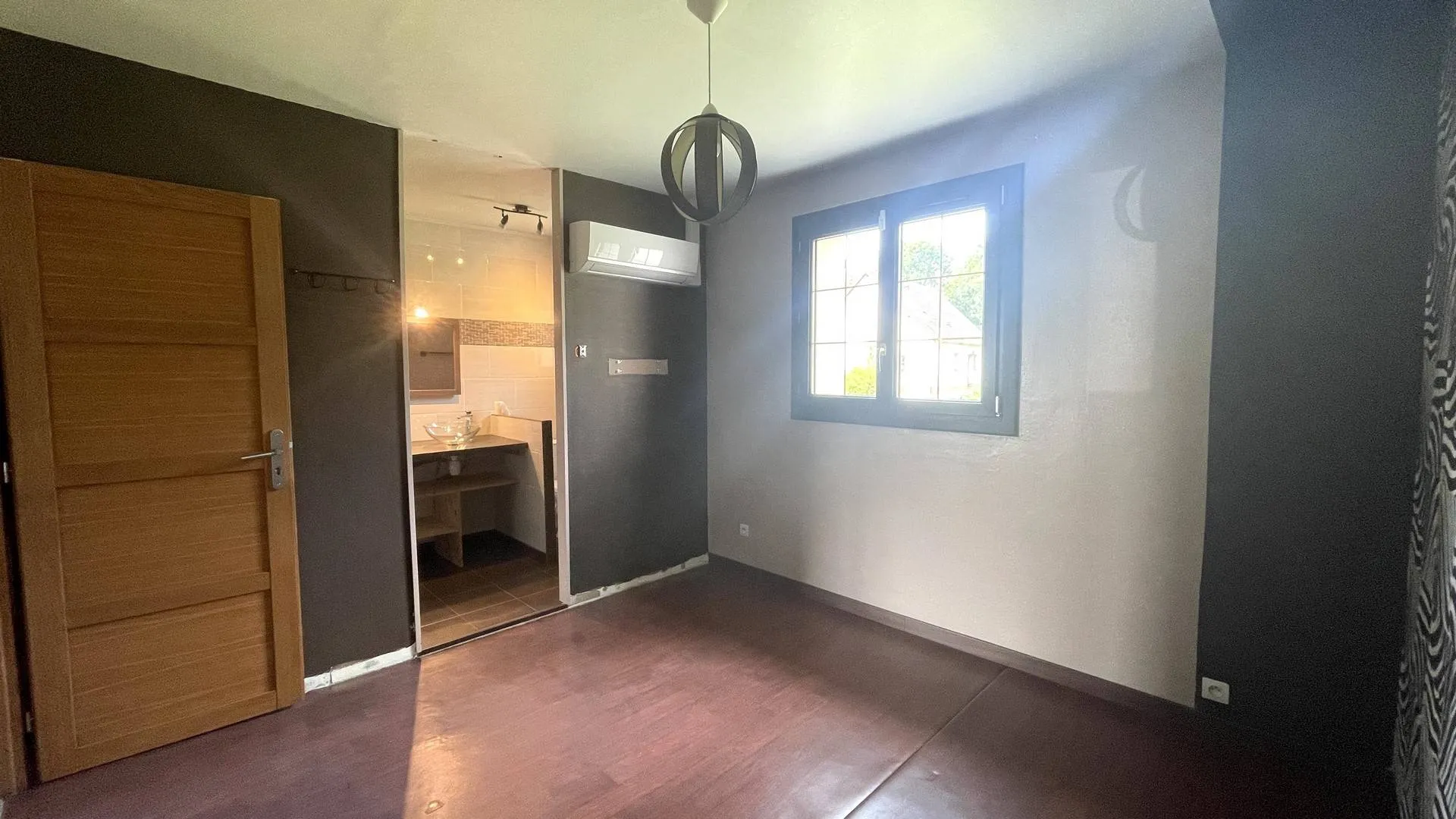 Maison avec dressing ou bureau à vendre : Un espace dressing ou bureau pour plus de confort.