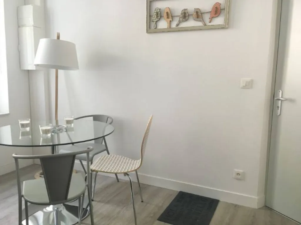 Situé au 5 place de la Rougemare à Rouen