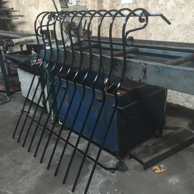 FABRICATION GRILLE DE DEFENSE EN FER FORGE POUR SECURITE ACCES FENETRE AVEC BARREAUX GALBES SUR MESURE VOLUTES LATERALES A  PLAN DE CAMPAGNE