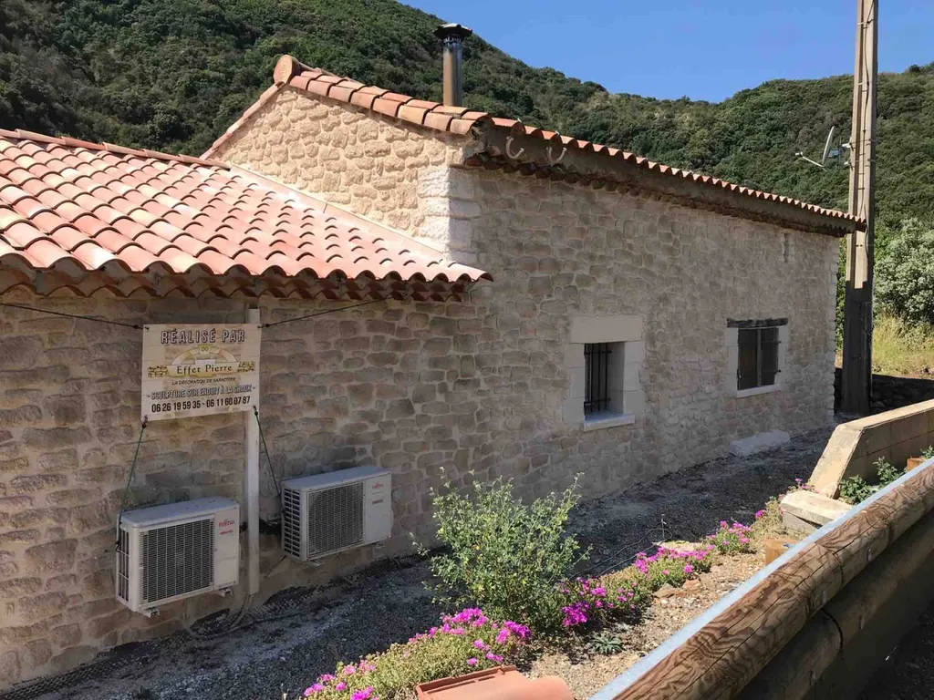 Facade en Pierre taillée sur une Rénovation à Olargues dans les Hauts Cantons près de Saint-Pons de Thomières et Béziers