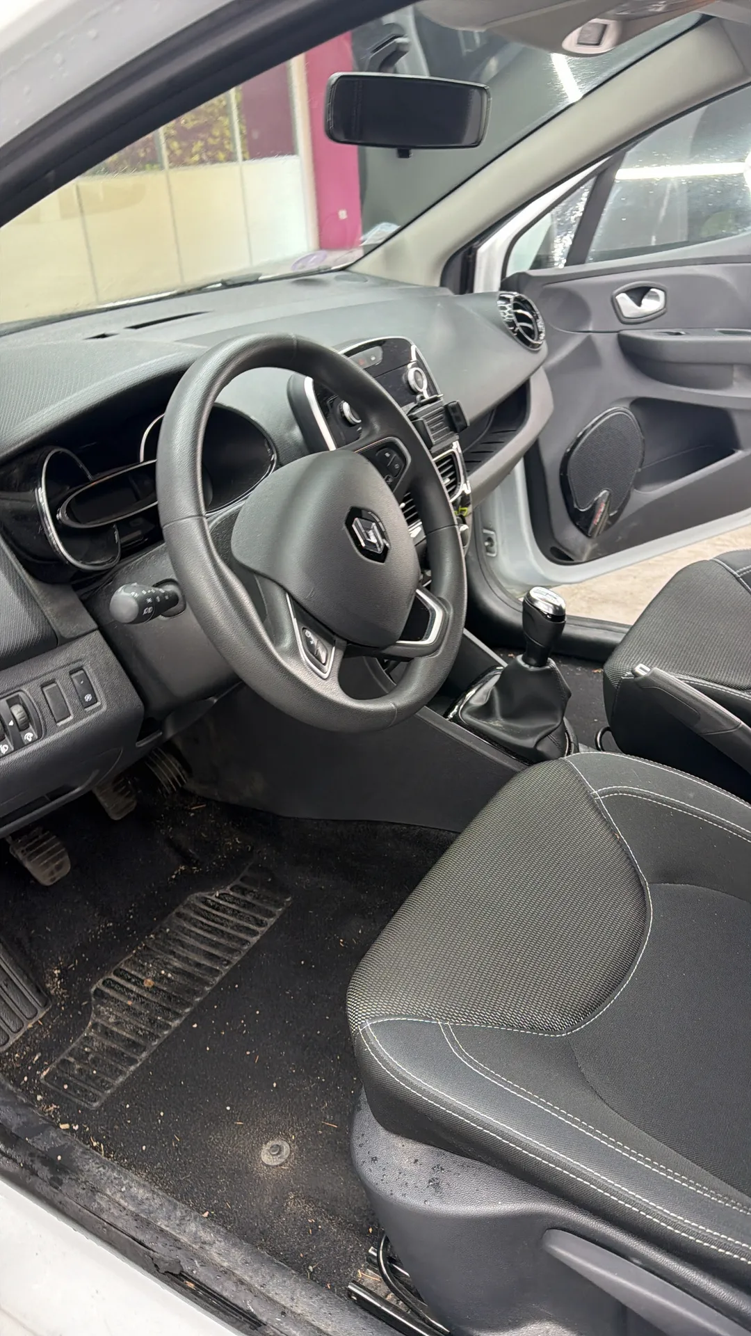 Nettoyage intérieur et extérieur complet avec remise en état esthétique d’une Renault Clio 4 réalisé à Veauche