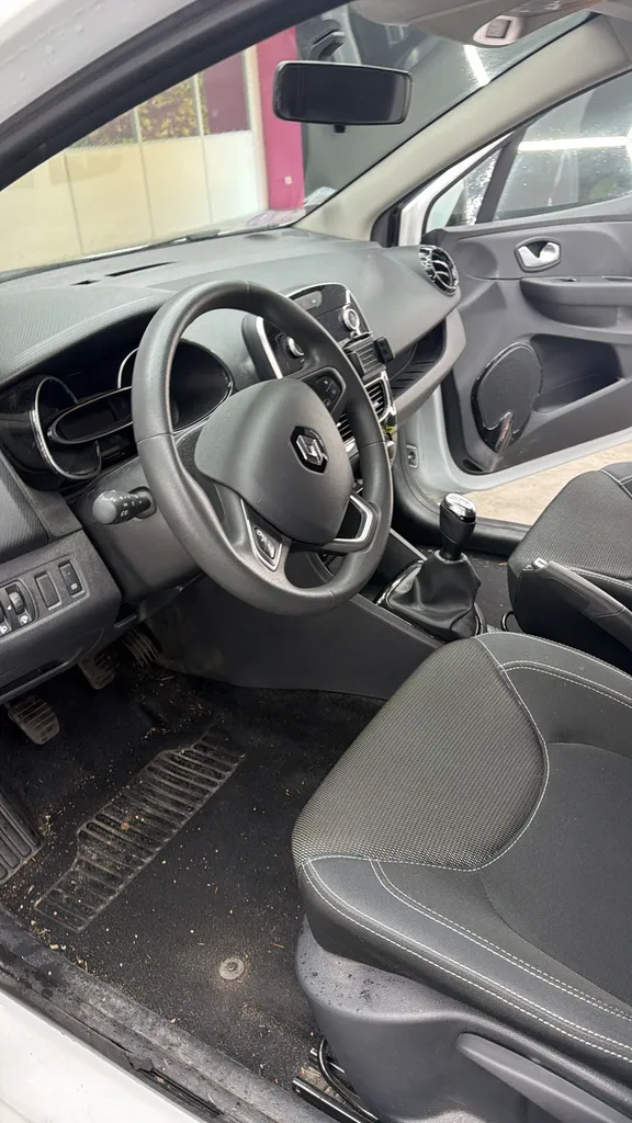 Nettoyage intérieur et extérieur complet avec remise en état esthétique d’une Renault Clio 4 réalisé à Veauche