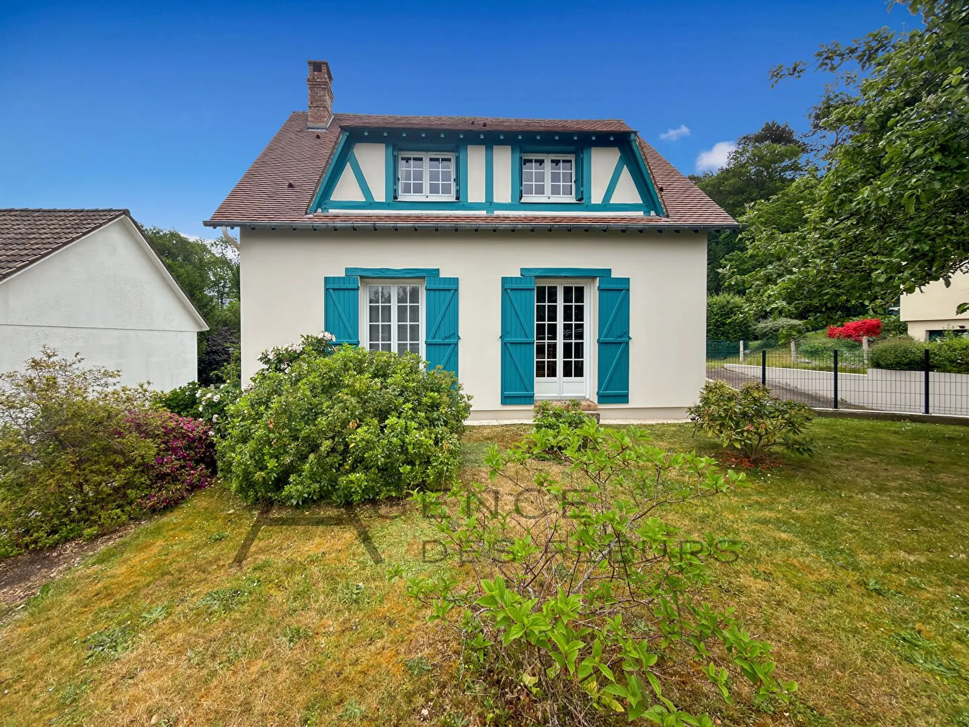 À vendre, maison de 92 m² sur sous sol complet édifiée sur un terrain de 1050 m² située sur la commune de ST PIERRE LES ELBEUF 76320