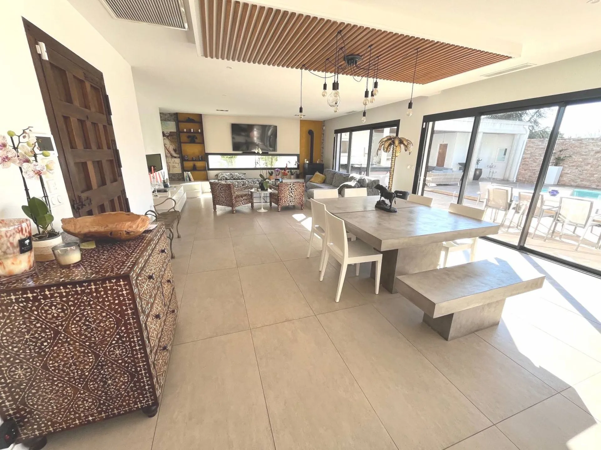 A vendre villa moderne Roquefort la Bédoule proche Cassis, composée de deux logements, piscine, pool house et deux garages doubles 