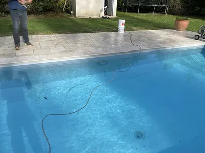 Détection de fuite sur piscine liner en eau sans casse par un spécialiste à Versailles dans les Yvelines