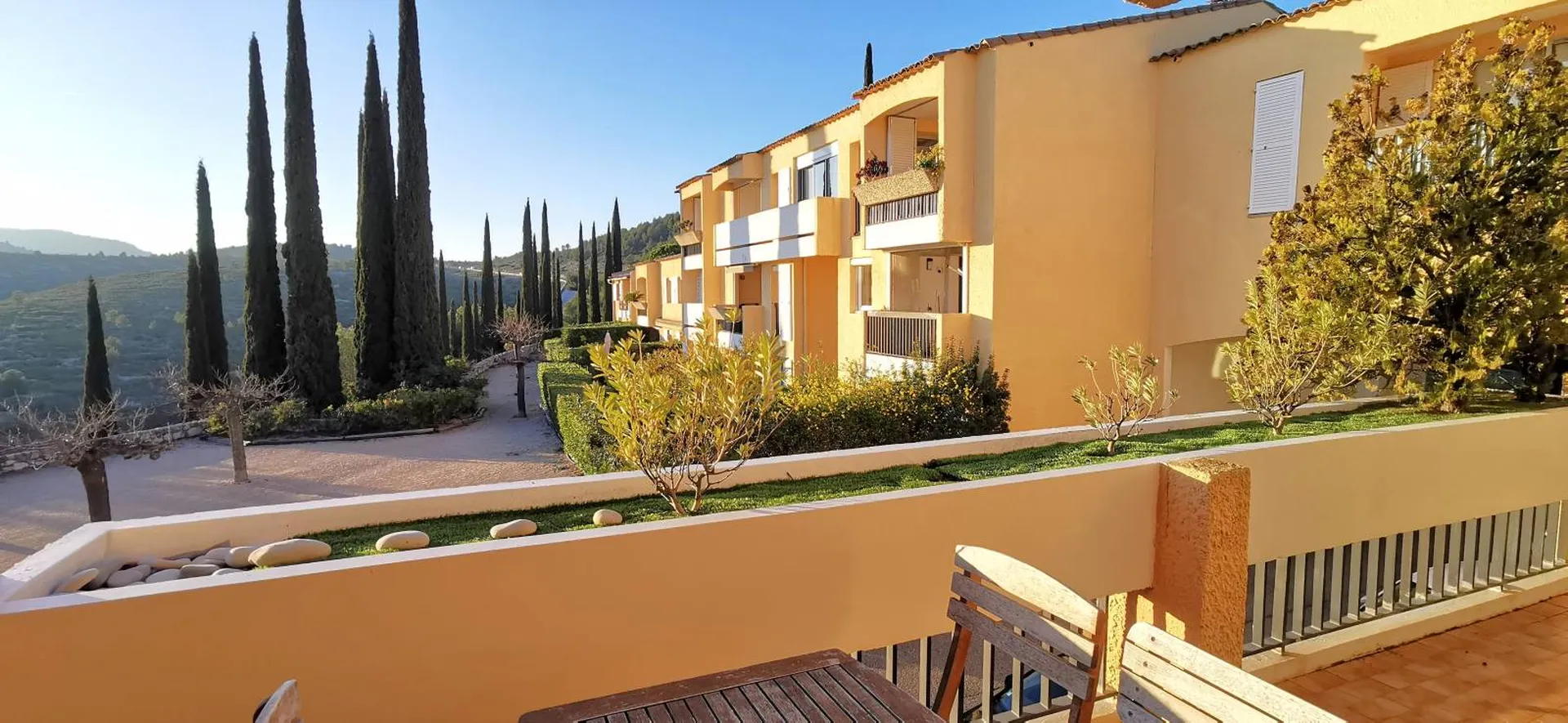 Vente appartement T1/2 Cassis  avec terrasse dans résidence avec piscine et parking aisé