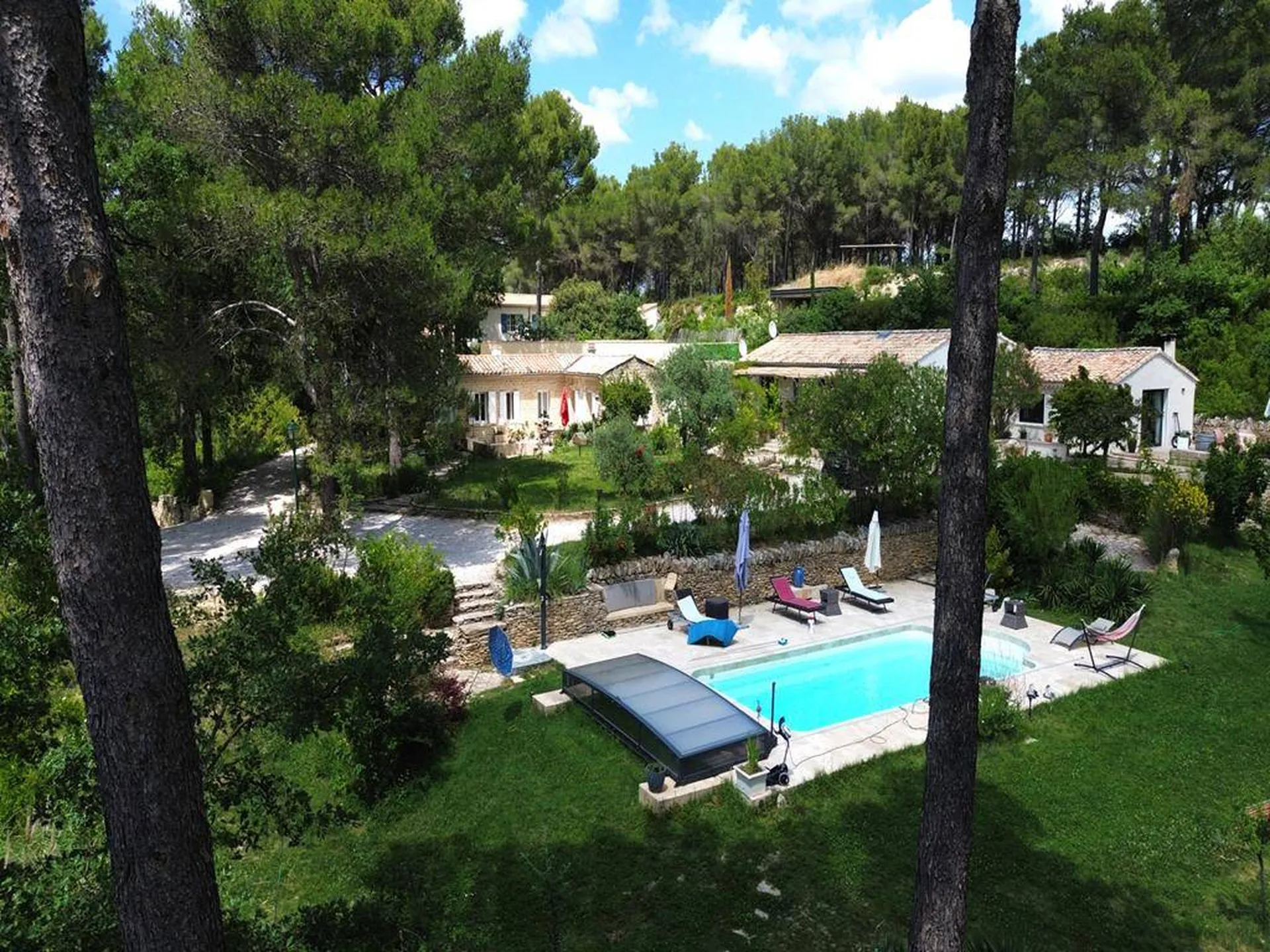 PERNES-LES-FONTAINES : MAISON DE PLAIN-PIED EN POSITION DOMINANTE AU COEUR D'UNE PINÈDE   