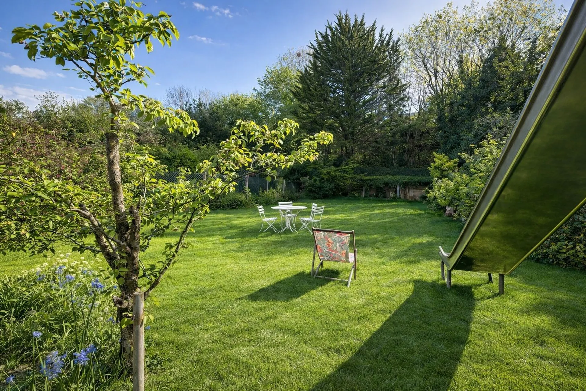 jardin à l’arrière de la maison avec terrasse et espace extérieur