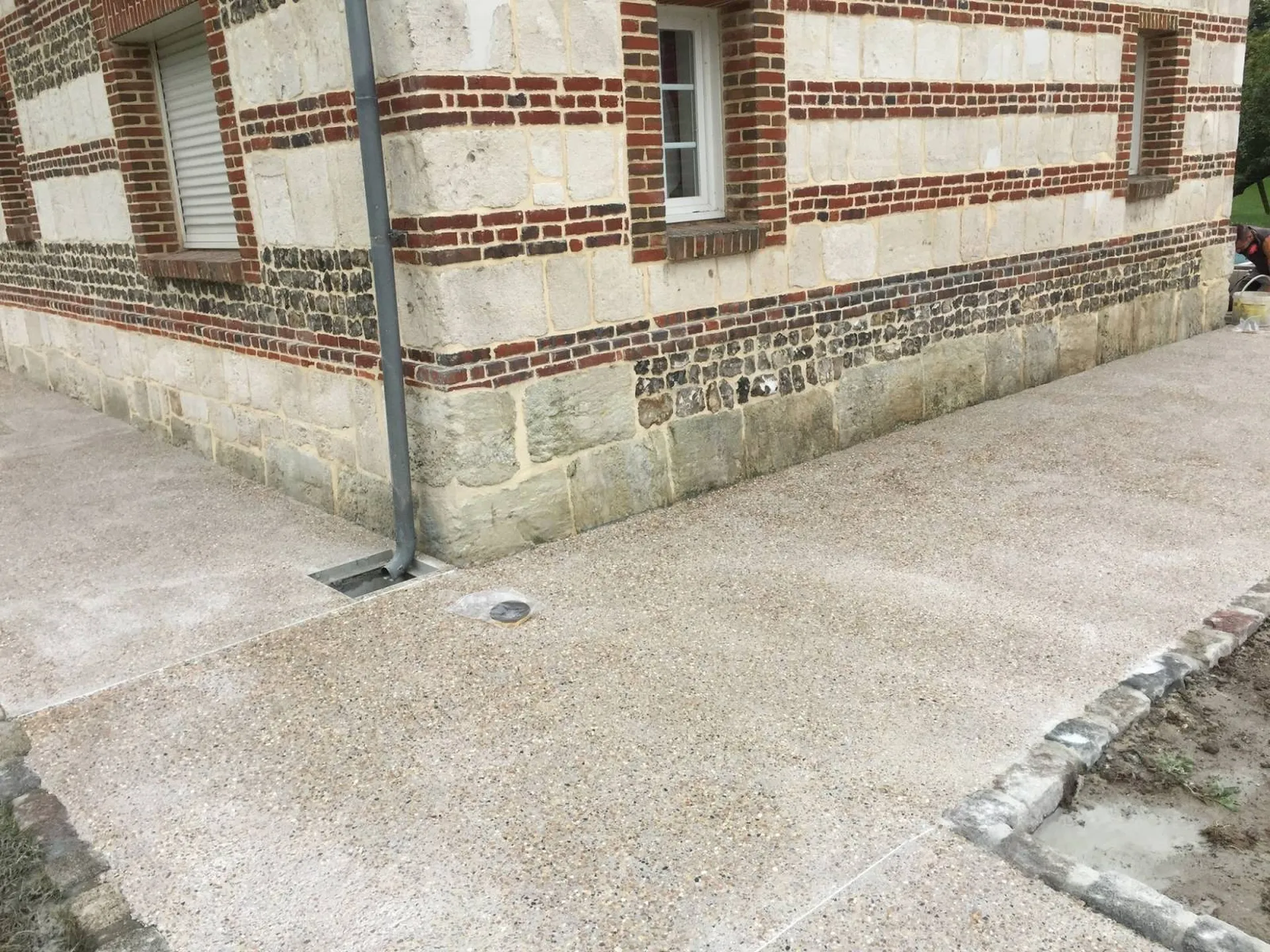 Réalisation d'un trottoir en béton désactivé gris perlé proche goderville 76