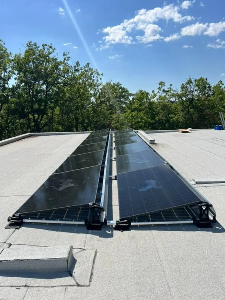 Pose de panneaux solaires sur un toit terrasse à Céreste en Lubéron dès 9 990€