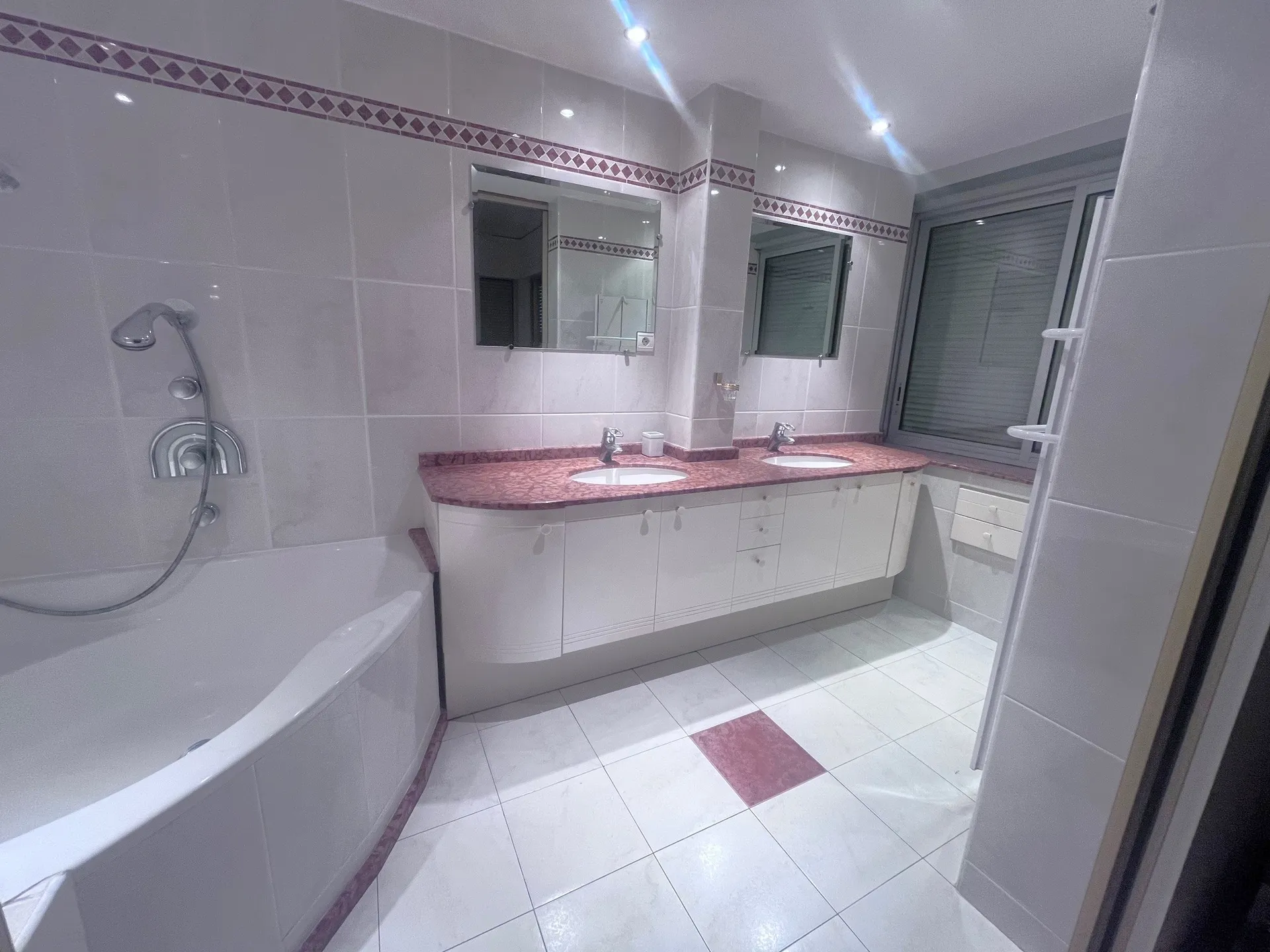 Vente appartement T4 Cassis  avec vaste terrasse bénéficiant d'une vue Cap Canaille et un emplacement de parking privatif